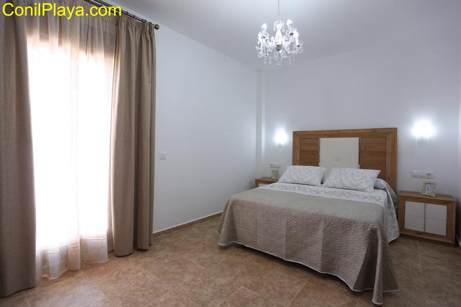 Dormitorio principal con cama de matrimonio