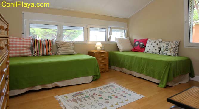 dormitorio con 2 camas individuales