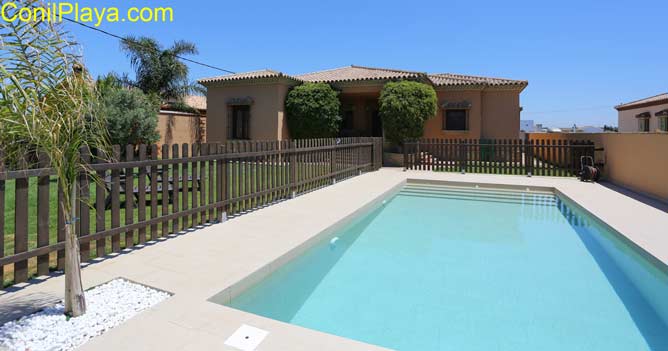 piscina y el chalet al fondo