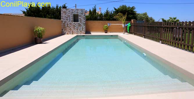 piscina privada con escalones en las parcelas de roche