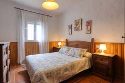 Estupendo chalet situado en zona muy tranquila de Roche. Ideal para familias que desean descanzar lejos de ruidos.
capacidad para 9 personas