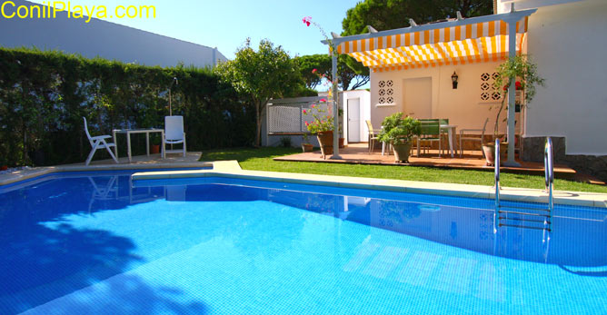 Vista de la piscina del chalet en Roche