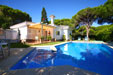 Bonita y acogedora casa en Urbanización Roche, cerca de la playa y de las piscinas de la urbanización. Piscina privada, porche, jardín amplio. Muy fresca con zonas de sol y sombra.
Ver fotos del chalet en alquiler en urbanización Roche.