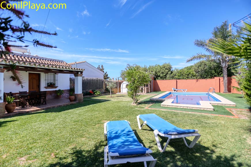 Vista General Vista general de la casa con piscina en Roche, cerca de Conil.