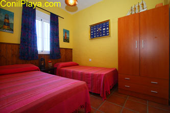 Dormitorio con 2 camas y armario