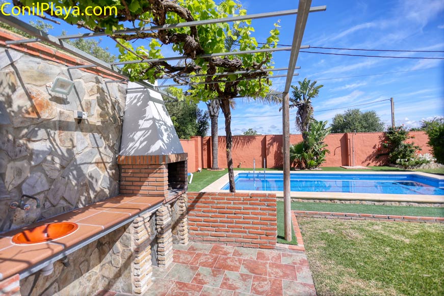 Piscina privada junto a zona de parra y barbacoa