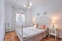 Estupendo chalet situado en zona muy tranquila a unos 12 minutos andando hasta la playa. porche, barbacoa, amplio jardín. Ideal familias.
capacidad para 8 personas