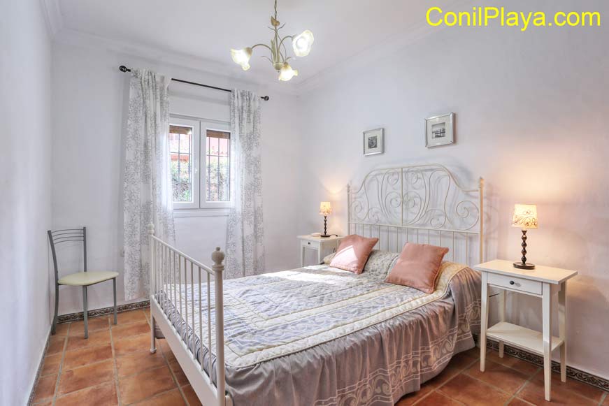 dormitorio con cama de matrimonio