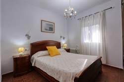 Estupendo chalet eb urbanizacií³n Roche. Muy tranquilo y con amplio jardín. 2 porches, aparcamiento privado. A 12 minutos andando a la playa.
4 dormitorios y 7 personas