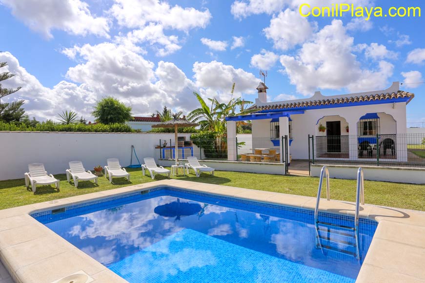 Piscina y la casa al fondo