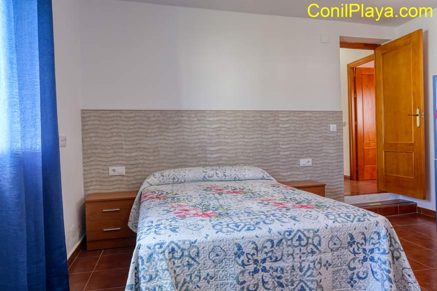 dormitorio principal con cama de matrimonio