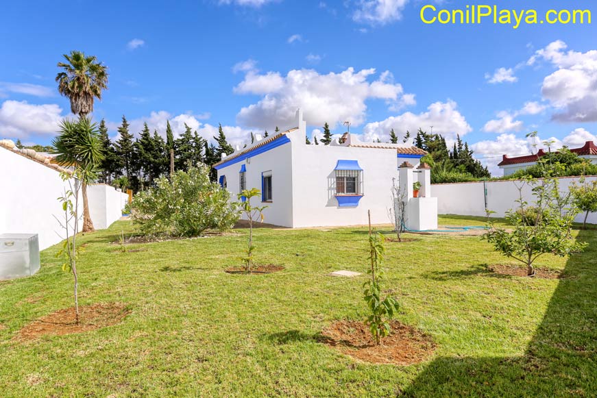 casa en conil con jardín