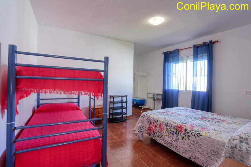 dormitorio con camas literas