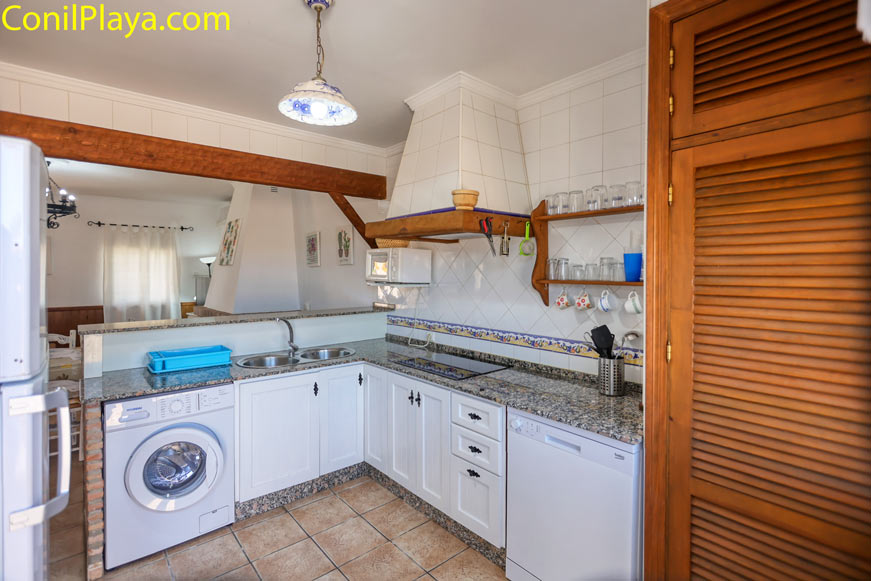 Cocina luminosa Cocina luminosa con muebles blancos y encimera de granito en ambiente hogareño
