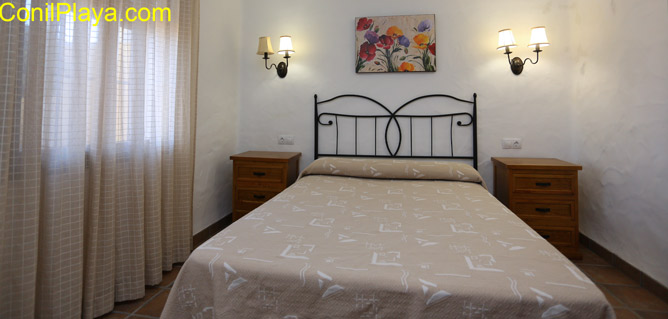 dormitorio con cama de matrimonio