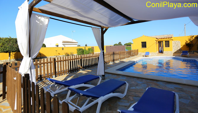 pergola en la piscina del chalet en Conil