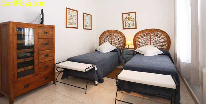 dormitorio con 2 camas individuales