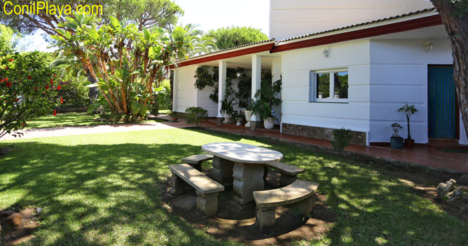 mesa de piedra del jardin