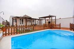 2 dormitorios,4 personas. Bonito apartamento rural con piscina privada y aire acondicionado, muy cerca de Conil y de las calas de Conil. Zona muy tranquila. A 5 minutos de conil. 3.5Km. La Cala del Puntalejo está a 4 minutos en coche.
