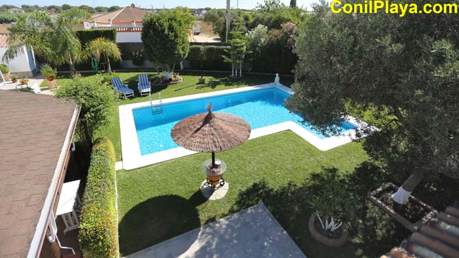 vista desde la azotea del jardín y la piscina