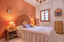 Tranquilo chalet en Urbanización Roche, situado en una zona muy tranquila y próxima a la playa andando. Amplio jardín con barbacoa, porche, aparcamiento privado techado en el interior de la parcela.
Chalet en Roche de 3 dormitorios para 8 personas