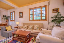 Tranquilo chalet en Urbanización Roche, situado en una zona muy tranquila y próxima a la playa andando. Amplio jardín con barbacoa, porche, aparcamiento privado techado en el interior de la parcela.
Ver fotos del chalet en alquiler en Roche cerca de la playa.
