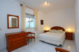 Chalet con piscina privada en amplia parcela con césped en zona muy tranquila y a unos 10-11 minutos de la playa andando. Porches, barbacoa.
Chalet de 3 dormitorios para 6 u 8 personas.