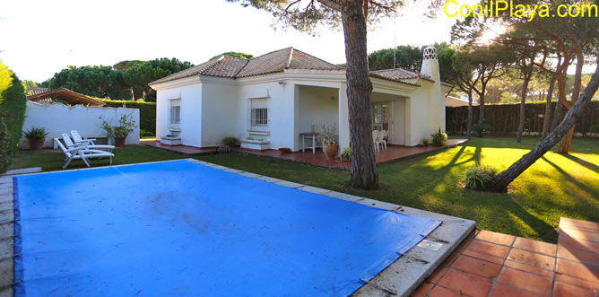 Vista exterior del chalet con piscina en Roche Urbanización