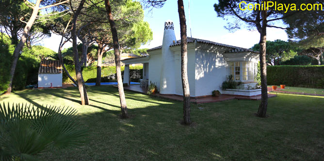 vista general del jardín del chalet en Roche Urbanización