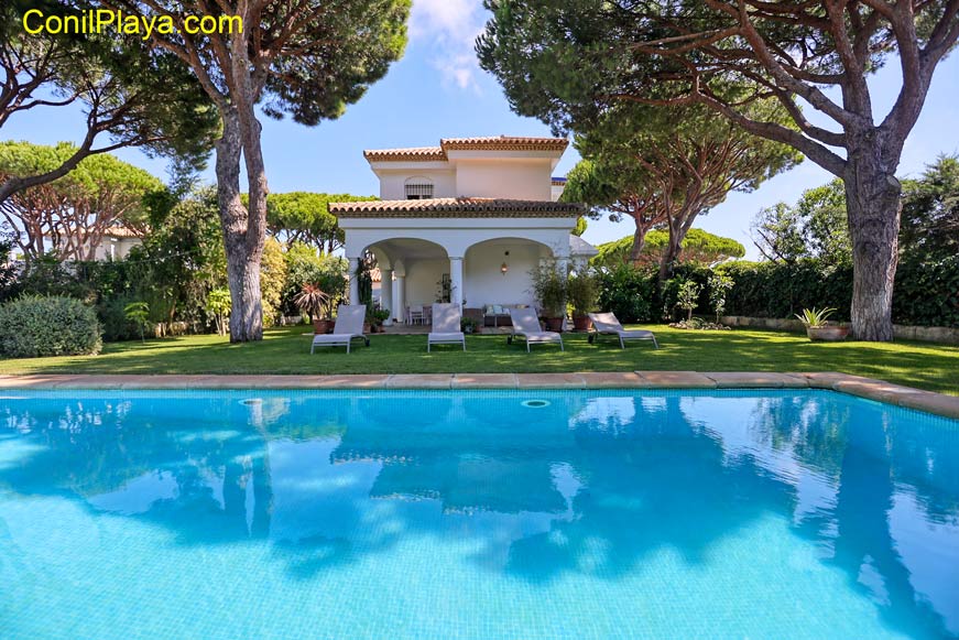 foto del chalet en Urbanización Roche en alquiler con piscina