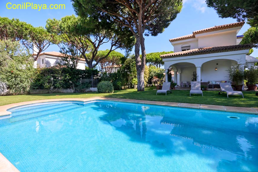 piscina y el chalet al fondo