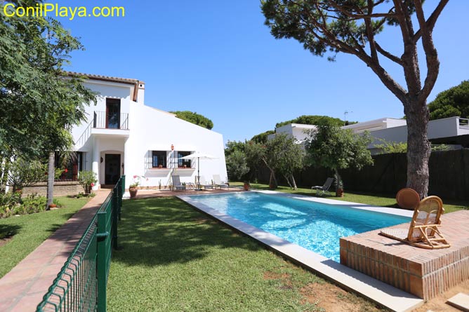 foto del chalet en Urbanización Roche en alquiler con piscina