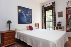 Estupendo chalet con piscina privada de 4 dormitorios situado muy cerca de la playa andando y a muy pocos minutos de la playa de Roche y Torre del Puerco debido a su ubicación.
chalet de 4 dormitorios para 10 personas