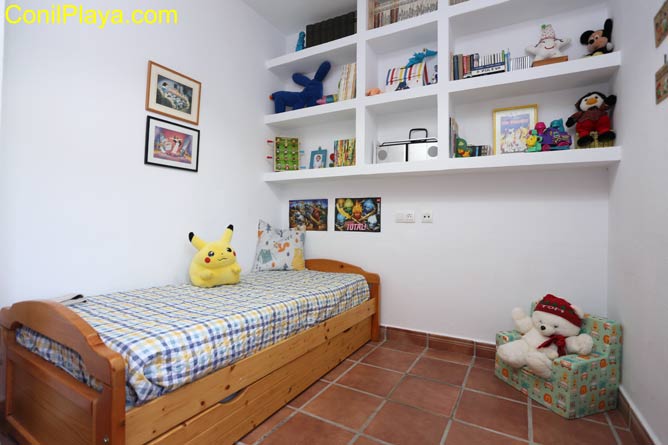 dormitorio con cama individual y cama litera