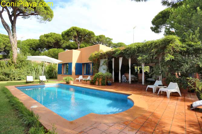 chalet con piscina privada en Conil.