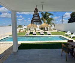 2 dormitorios,4 personas. Chalet en Conil, Cádiz con piscina privada de 2 dormitorios de gran calidad, amplio jardín, en zona muy tranquila. Para 4 personas, con porche, en la zona de barrio nuevo.