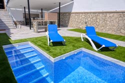 2 dormitorios,4 personas. Chalet con piscina privada cerca de la cala Puntalejos. A pocos minutos de Conil y sus calas. Tiene Barbacoa, porche, merendero, amplio jardín. 