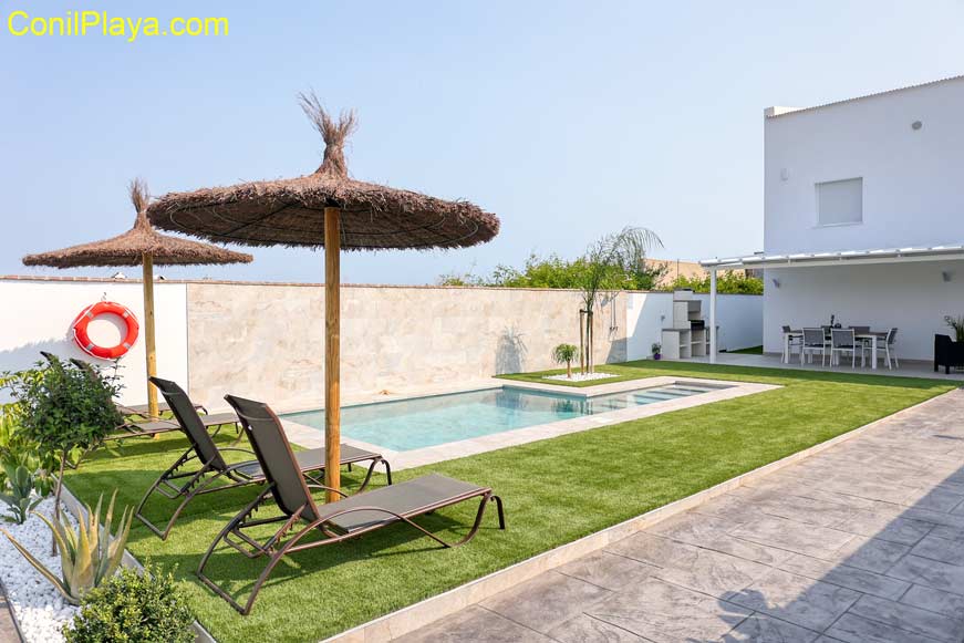 chalet conil piscina