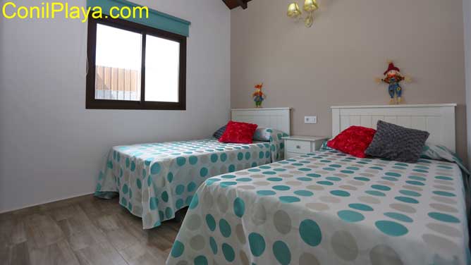 dormitorio con 2 camas individuales