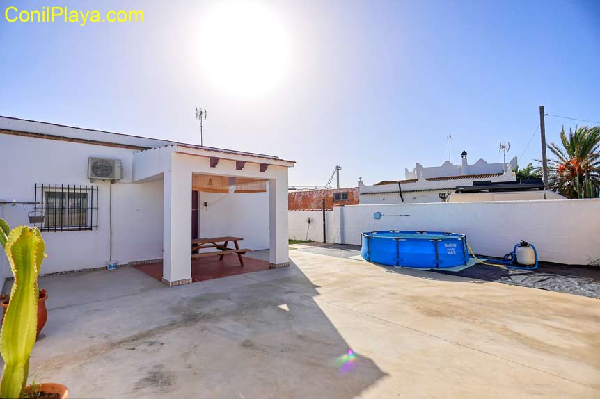 chalet en Conil en alquiler con jardín y piscina