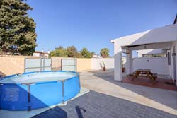 2 dormitorios,4 personas. Chalet muy cerca de Conil. Cuenta con un amplio aparcamiento techado, porche, barbacoa, piscina privada vallada, jardín con césped y varios arboles con sombra. Cuenta con 2 camas de matrimonio.