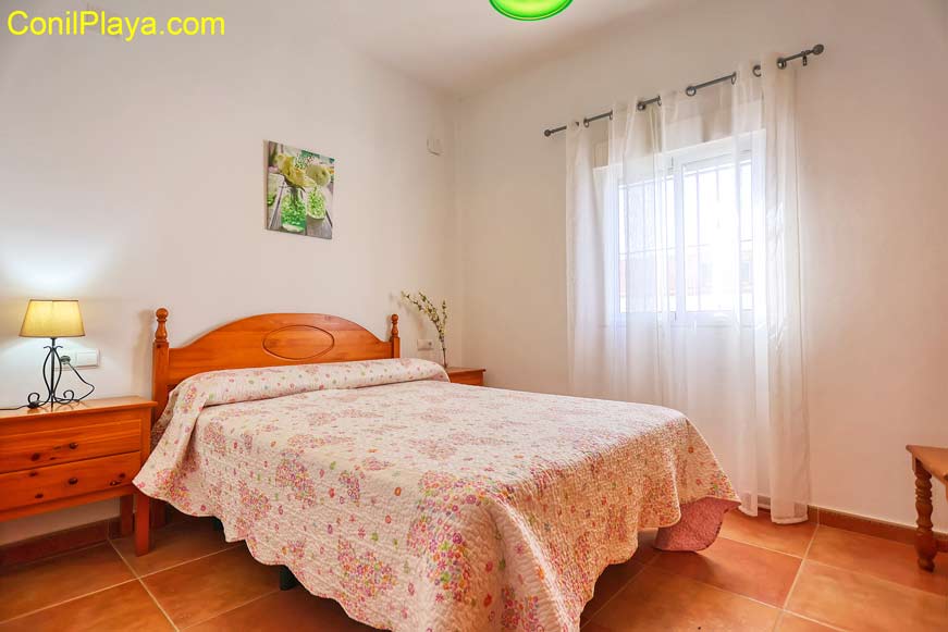 dormitorio con cama de matrimonio