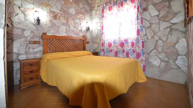 dormitorio principal con cama de matrimonio