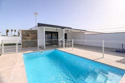 3 dormitorios,6 personas. Chalet con piscina en Conil para alquilar en vacaciones situado en una zona muy tranquila de 3 dormitorios, aire acondicionado, porche, barbacoa y aparcamiento privado. Ideal familias.