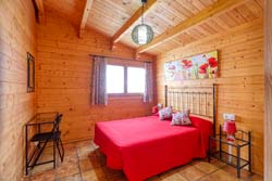 Chalet con piscina privada situado a unos 5 minutos de la playa en Coche. Cerca de la Fuente del Gallo y de las Calas de Conil. 2 dormitorios. Barbacoa, piscina privada, porche, aparcamiento privado. Muy tranquilo.
capacidad para 4 personas