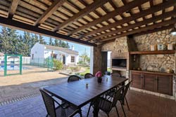 Chalet con piscina privada, porche, barbacoa y aparcamiento privado en zona tranquila. Cerca de la autovía. Se alquila a buen precio. capacidad para 4 personas