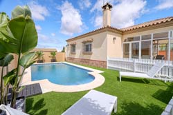 Alquiler de Chalet en Conil para 6 personas (max 6) Con piscina.