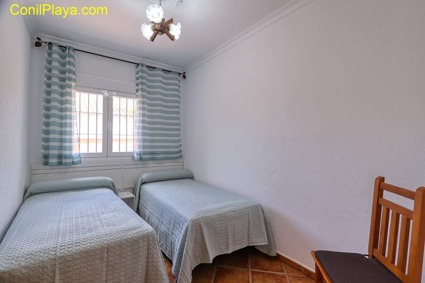 dormitorio con 2 camas individuales
