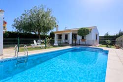 Alquiler de Chalet en Conil para 6 personas (max 6) Con piscina.