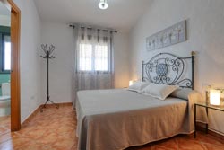 Chalet con piscina privada situado en zona tranquila y bien comunicada. Barbacoa, porche, cerca de las playas de Conil.
capacidad para 6 personas